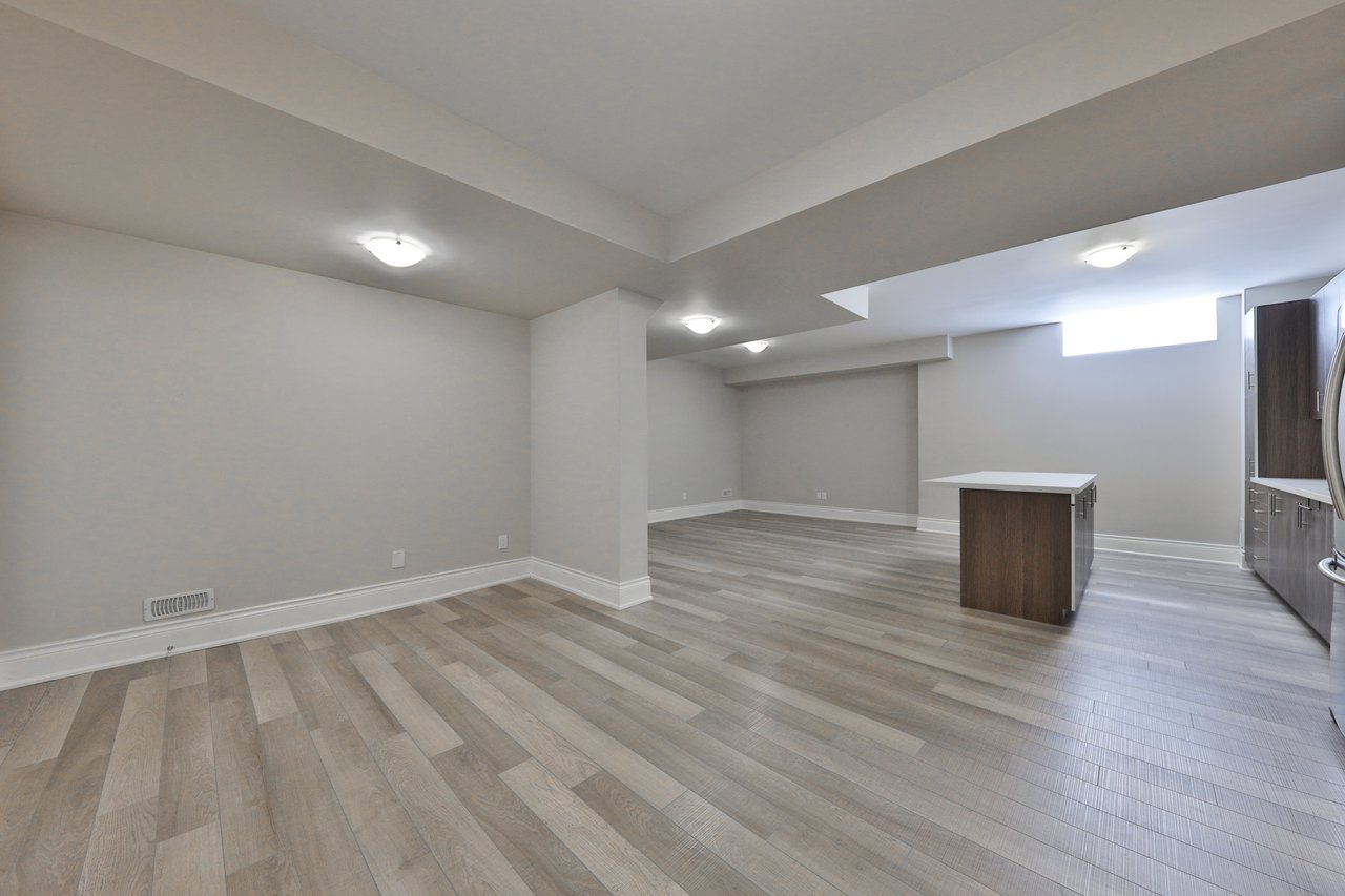 2163 Vineland Crescent, Oakville