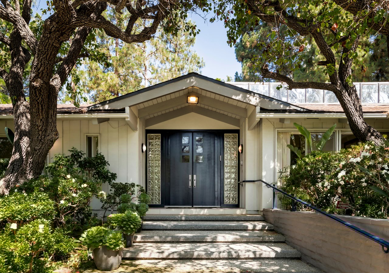 811 N Hillcrest Road