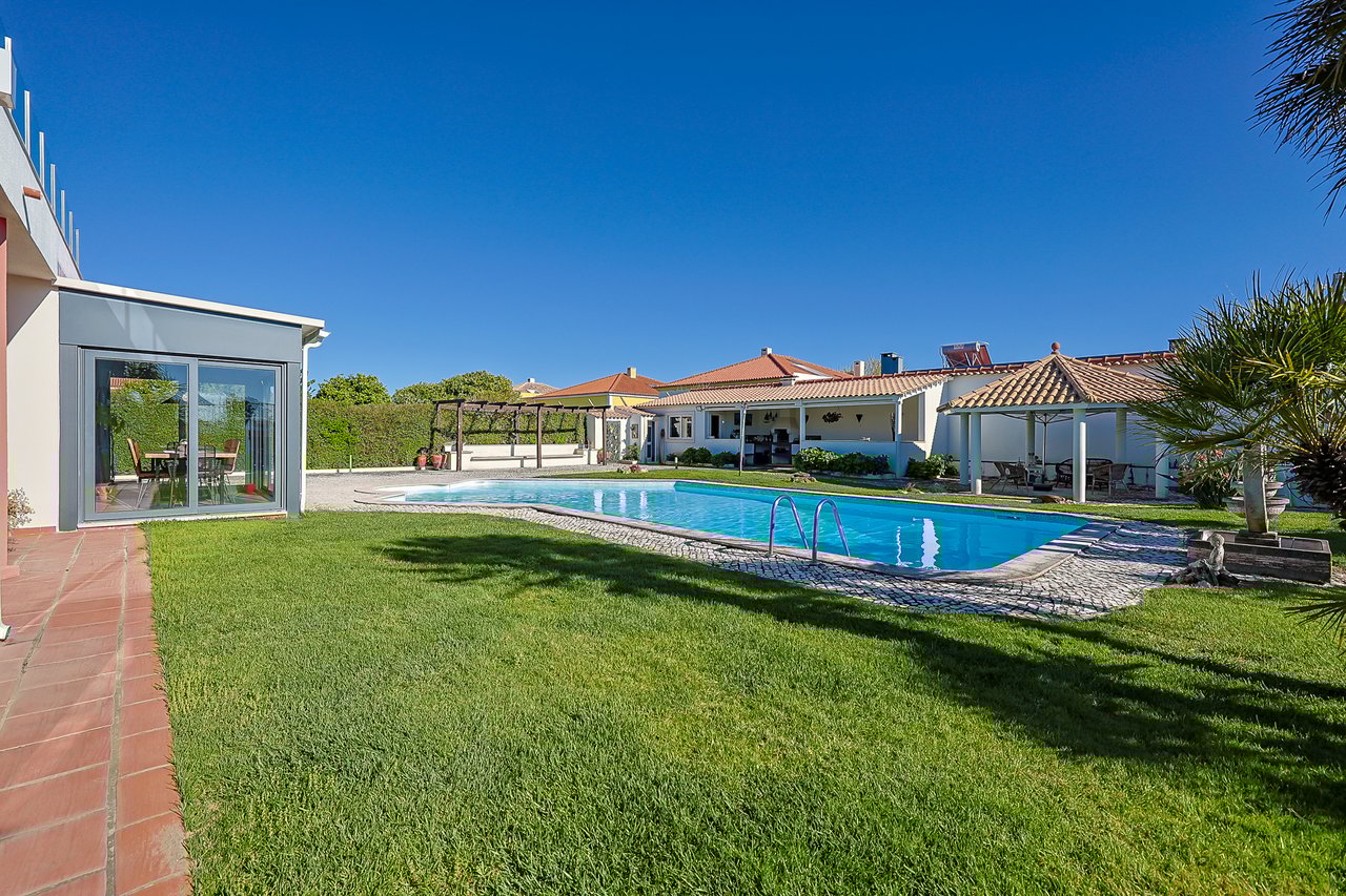 Exclusive 4,000 m² Estate in Azeitão with Tennis Court, Spa & Approved Development Project
