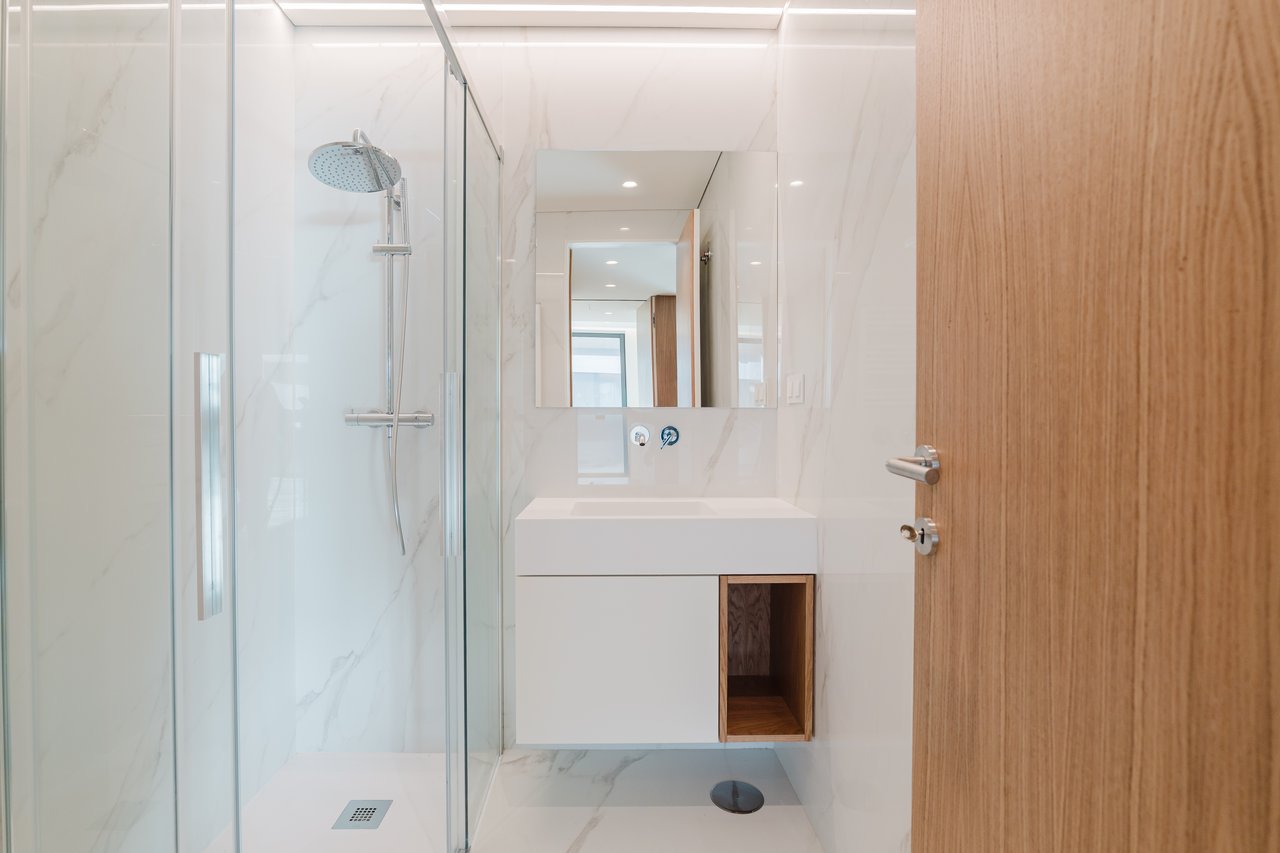 Luxurious 4-Bedroom Sea-View Apartment with Expansive Terrace and Parking in Vila Nova de Gaia