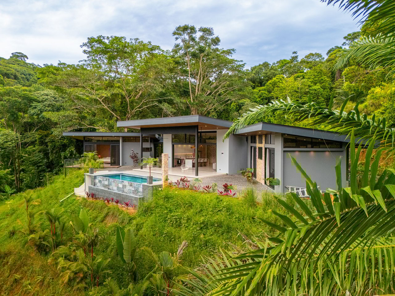 Ojochal Modern Jungle Home with Infinity Pool & Mountain Views