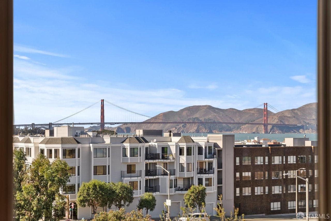 Embracing the Charm of Waterfront Living and Vibrant Lifestyles