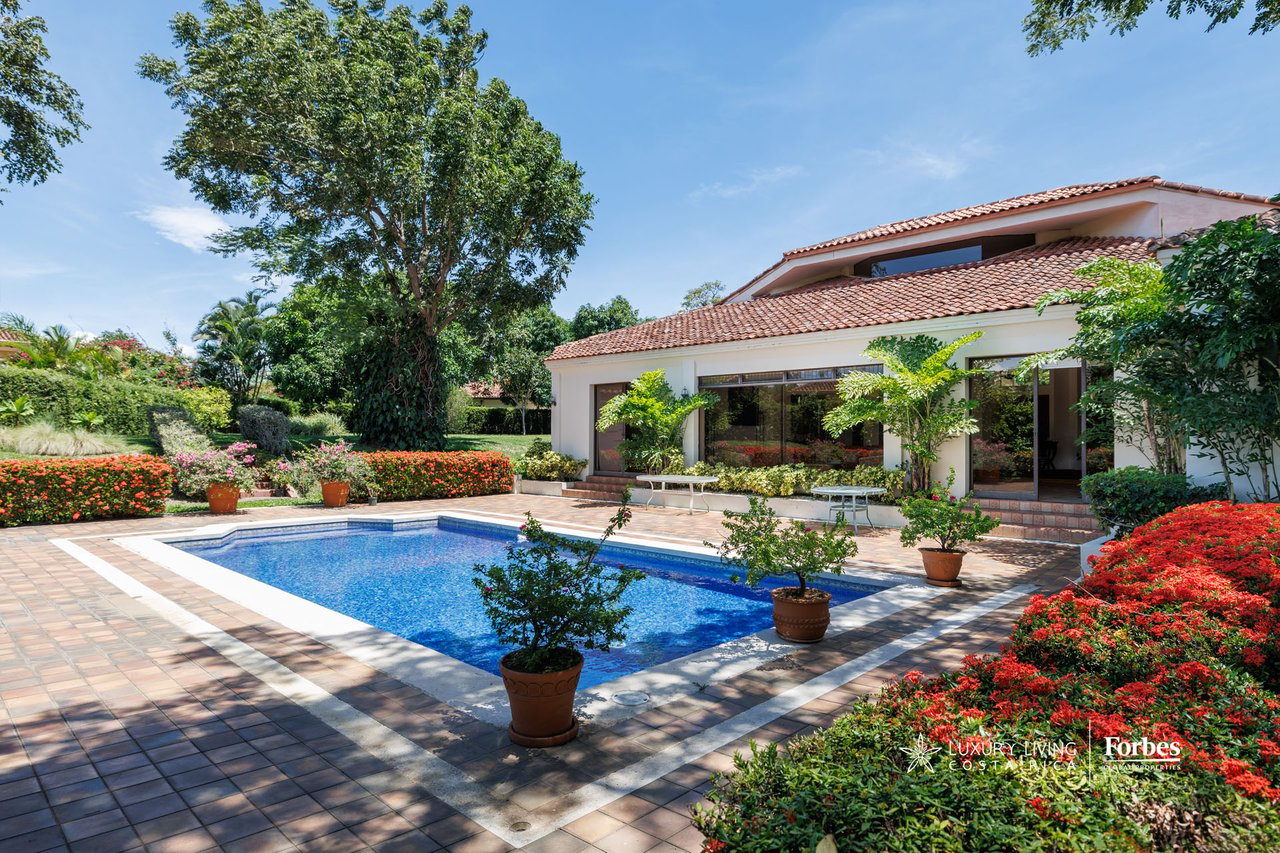 21575 - One level home with almost 3,000sqm of land in Bosques de Lindora