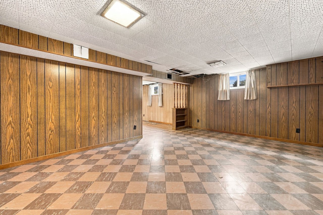 989 Pelham Ave