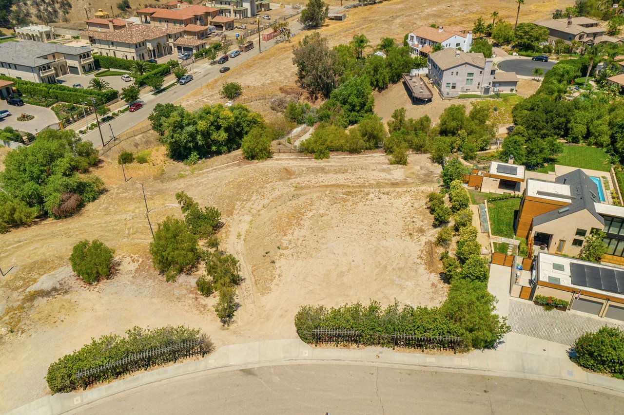 18149 Knoll Hill