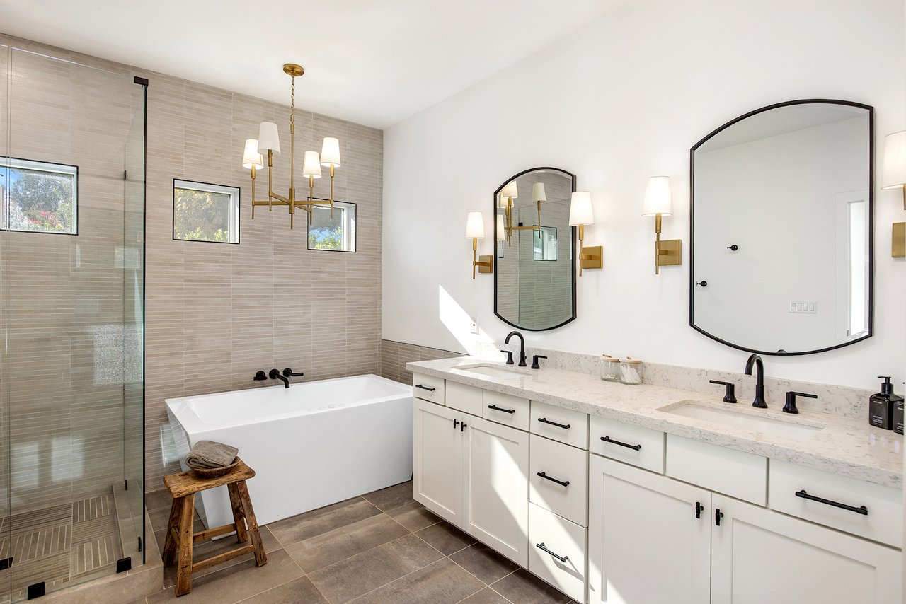 4119 E INDIANOLA Avenue