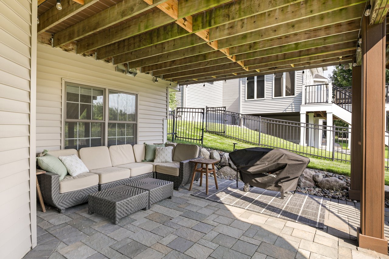 Walkout 2-Story Overlooking the Elm Creek Park Reserve
