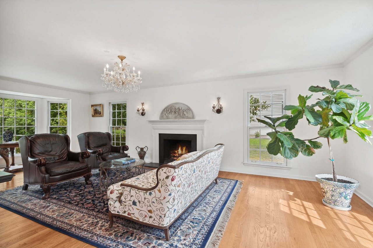1222 W Deerpath Rd