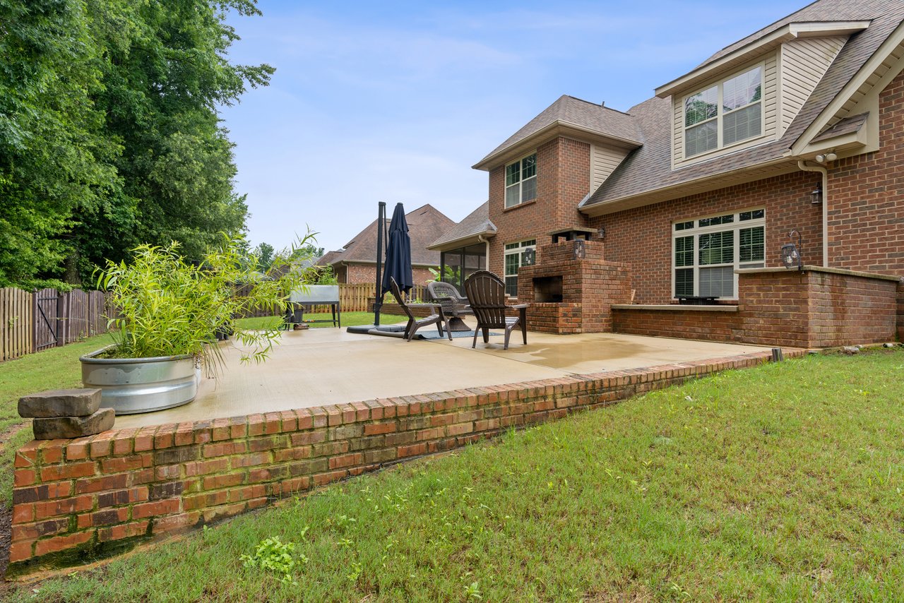 Stylish Comfort in Harvest – Spacious Gem with a Bonus Room! 