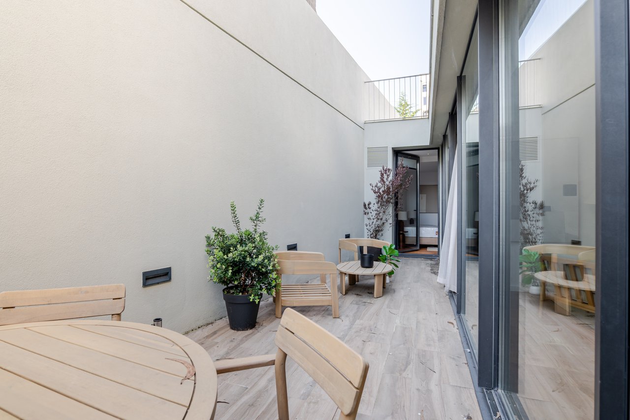 Elegant 2-Bedroom Apartment with Private Patio, Parking & Short-term Rental (AL) License in Central Porto