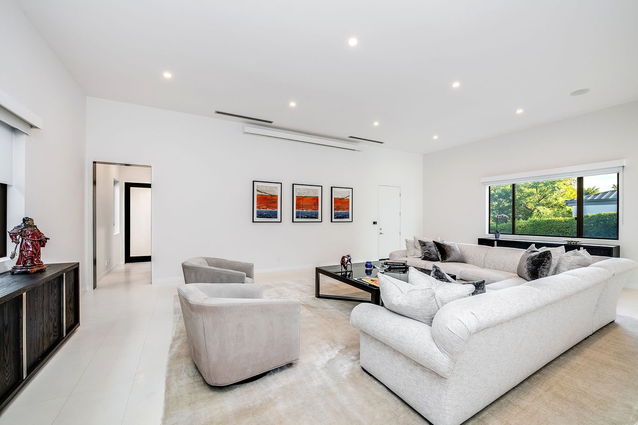 16167 Royal Oak Rd, Encino