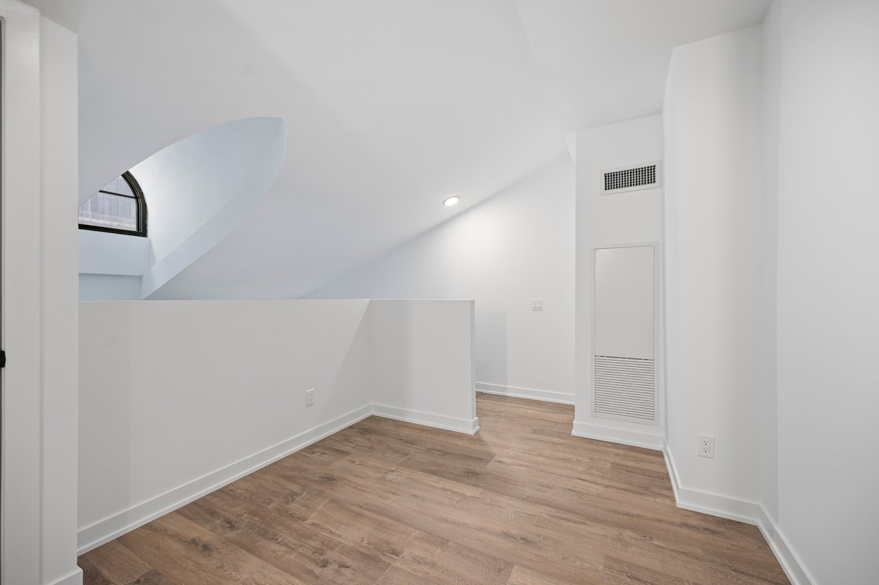 327 King Street W 307