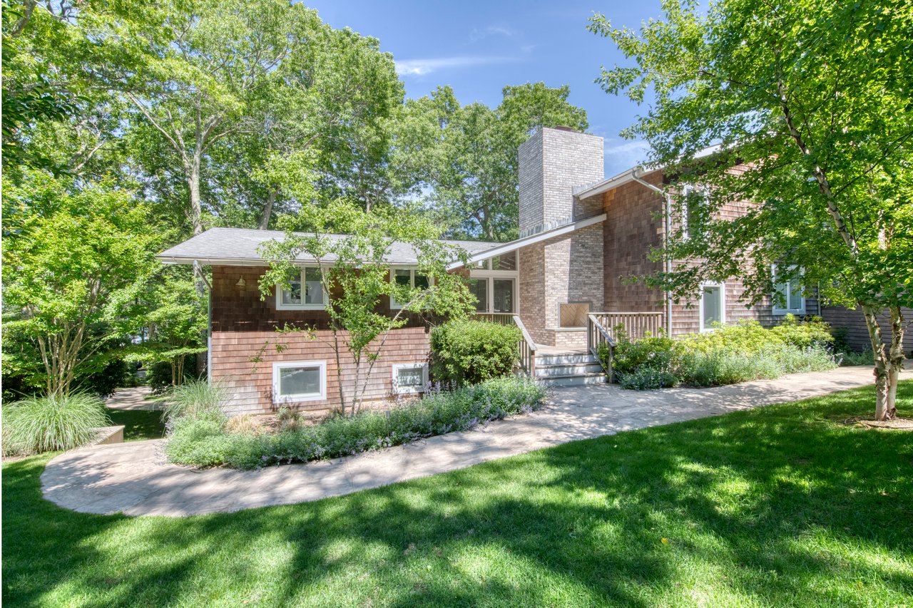 30 Springwood Way, East Hampton