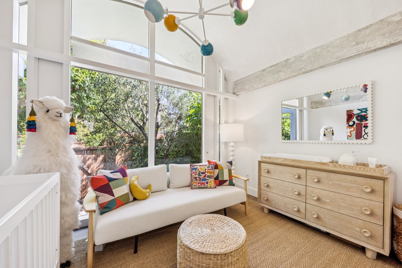 Stylish and Chic Upper Unit