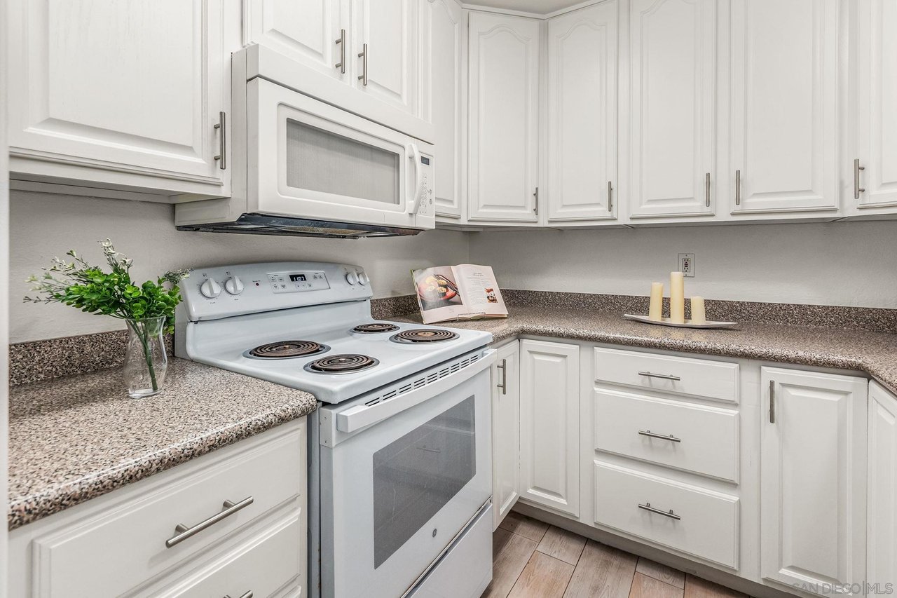 7779 Camino Glorita San Diego, CA 92122