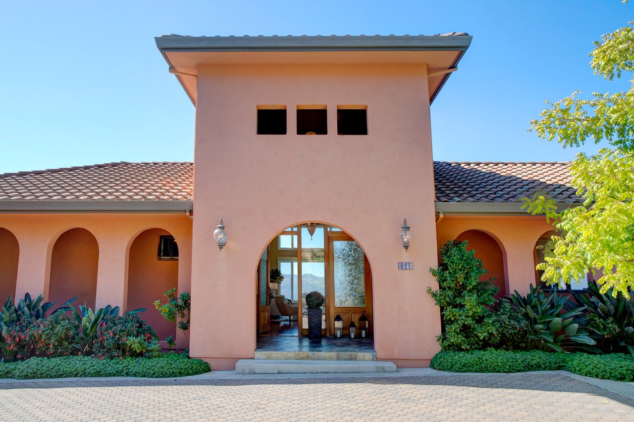 Luxurious Estate Above St. Helena