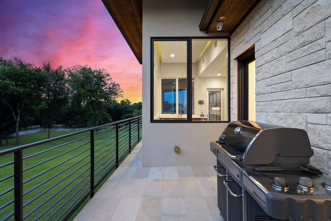 Las Lomas Contemporary