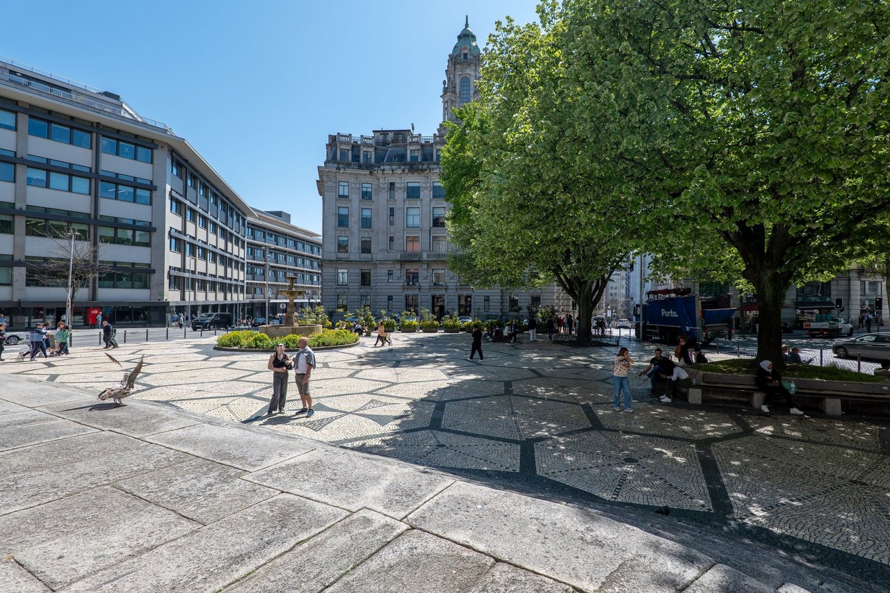 Charming Commercial Space  with Terrace Overlooking Jardim da Trindade– Porto City Center