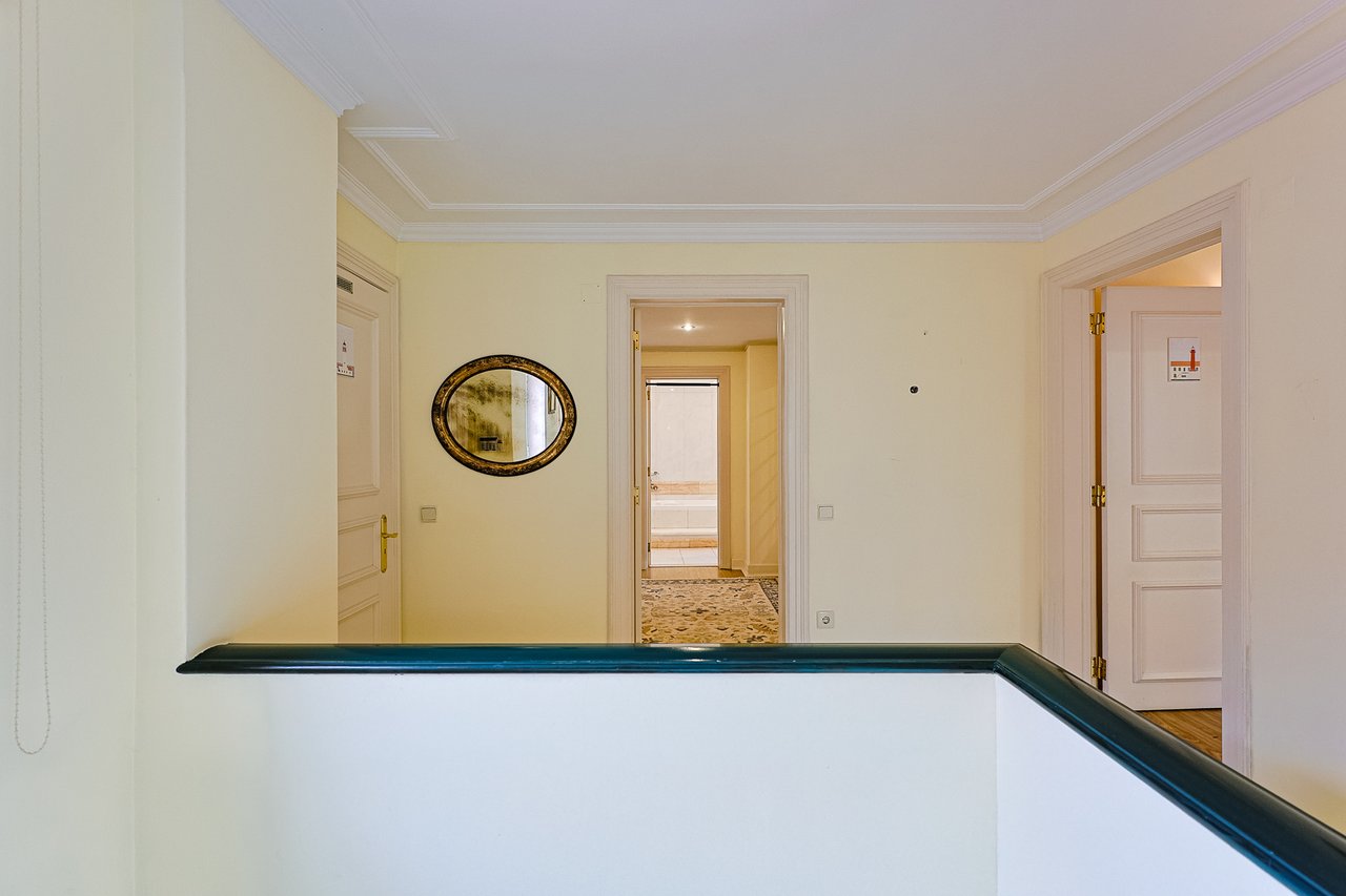 Spacious 8+2-Bedroom Villa with Pool for Rent in Cascais