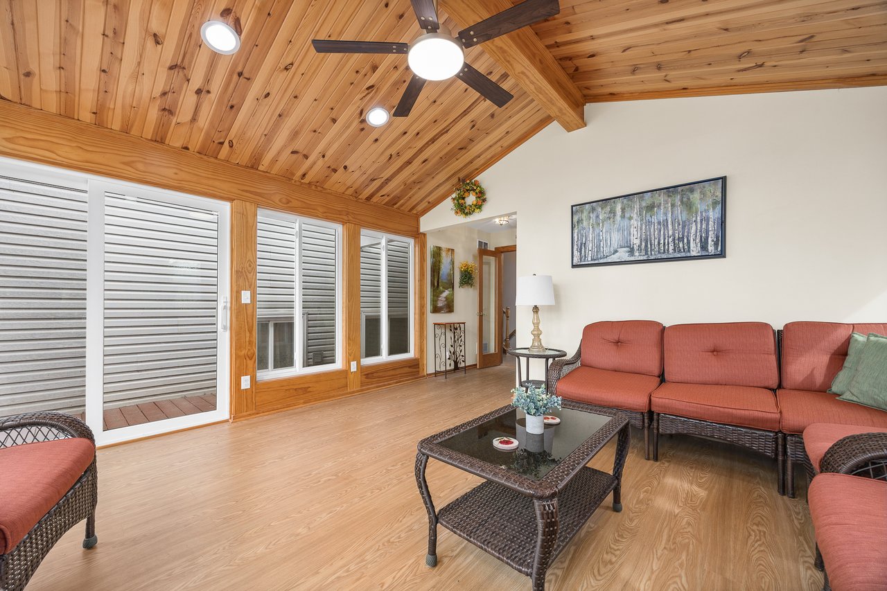 8000 Oakview Lane, Woodridge