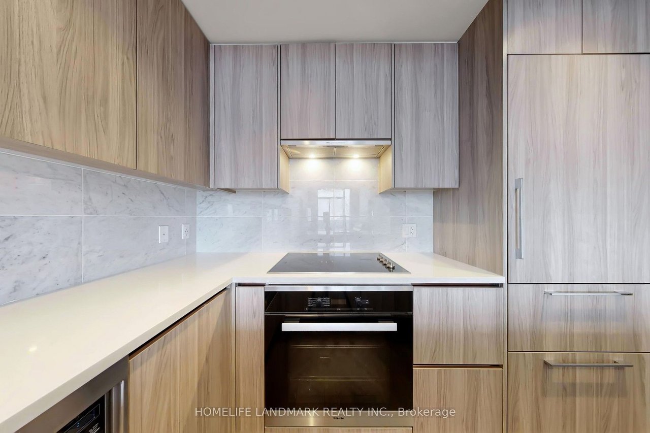 NORTH YORK'S PRESTIGIOUS COMMUNITY PENTHOUSE