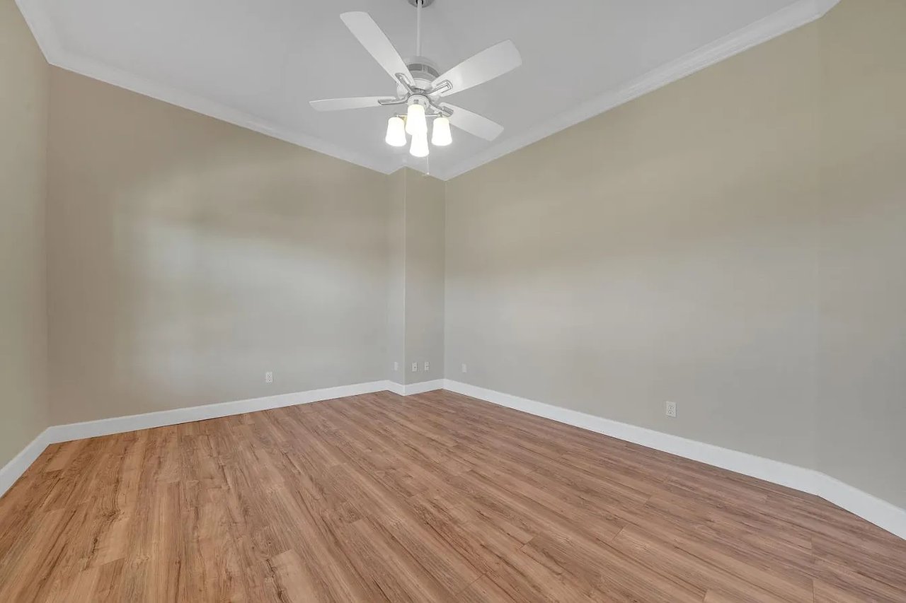 3221 Crestview Dr