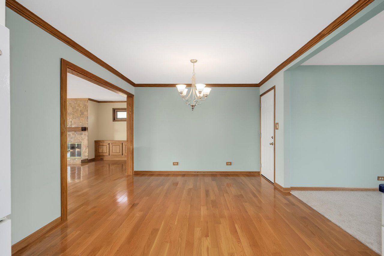 390 Arrowhead Trail, Carol Stream IL – Rare 4 Bedroom Ranch Near Glenbard North High School