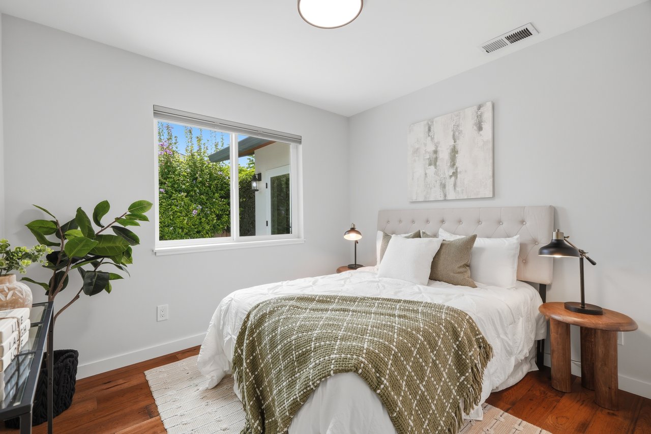 2133 Santa Cruz AVE