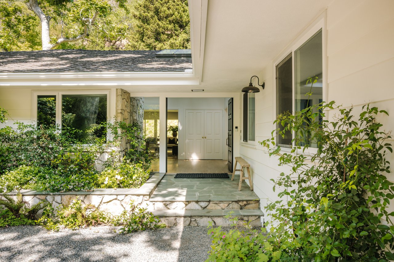 2610 Mandeville Canyon Rd