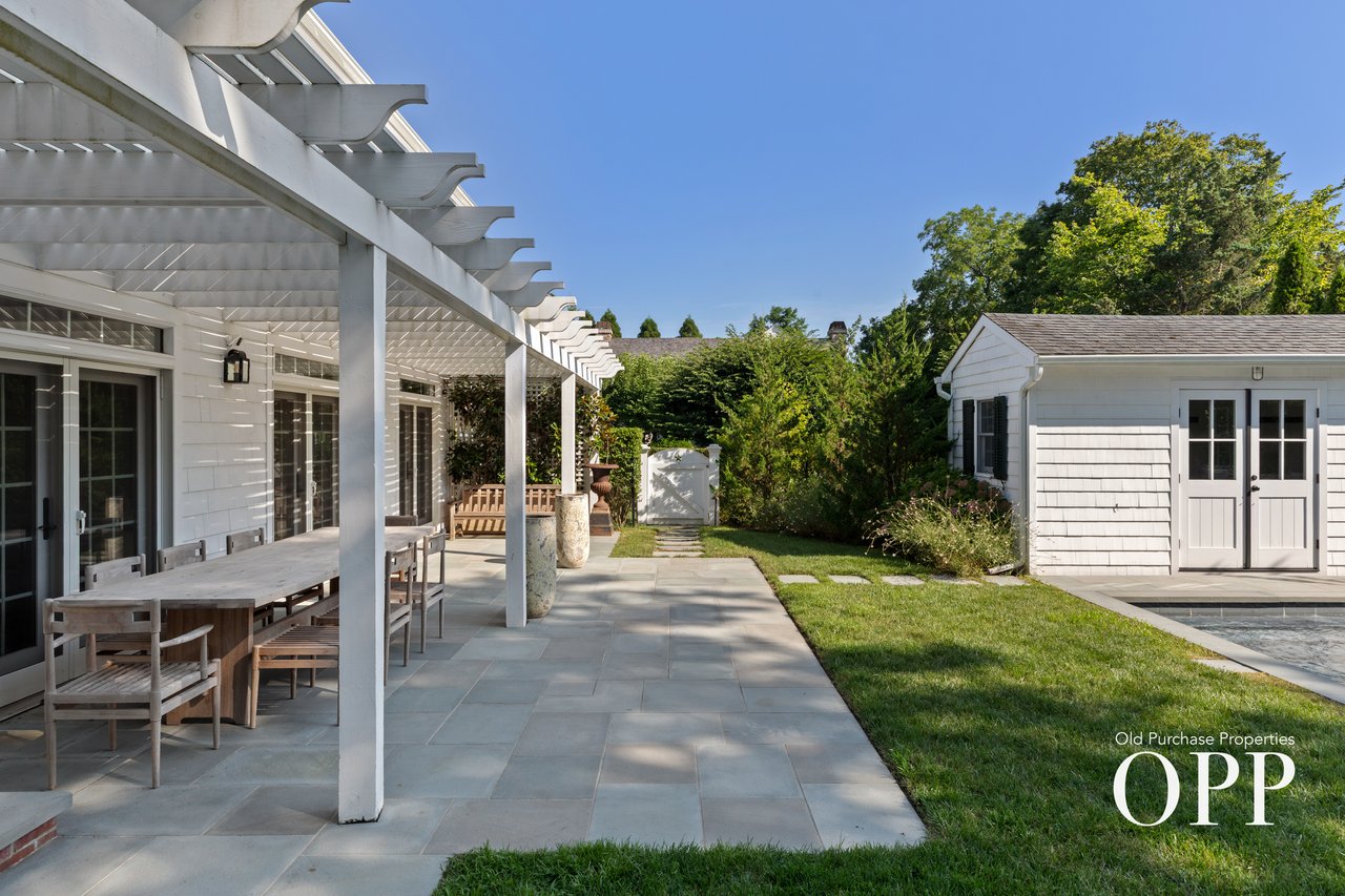 A REFINED BELLPORT RETREAT