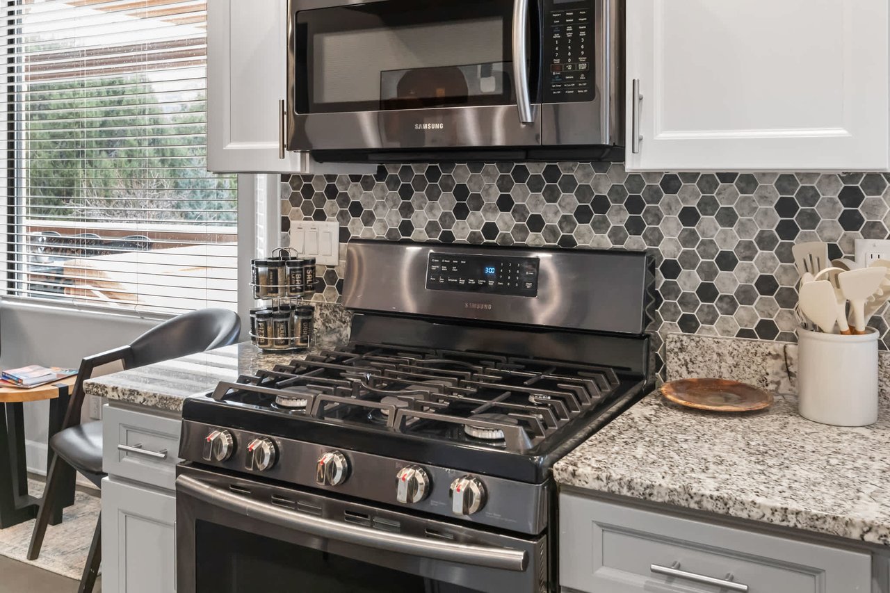 5 Bed, 3 Bath Uptown Sedona-Game Room-Sauna-Cold Plunge-Jacuzzi-Gym