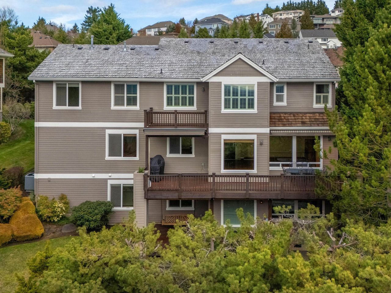 1815 NW ROSEFINCH LN