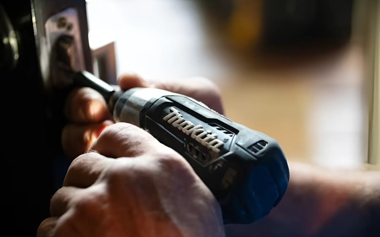 Should You Hire a Contractor or Do It Yourself?