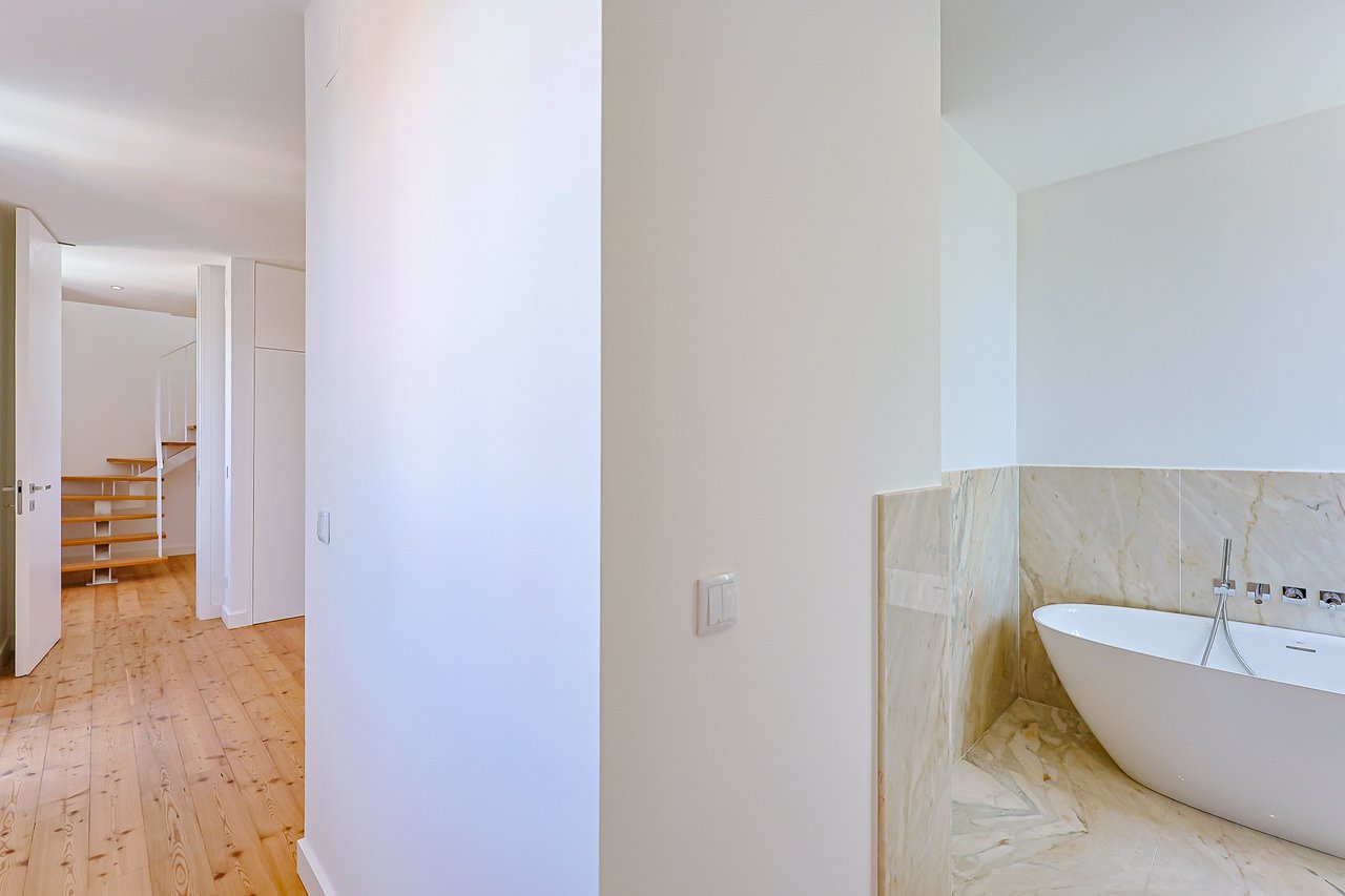 3 Bedroom Duplex with Sea View, Balcony & Private Lift in Monte Estoril
