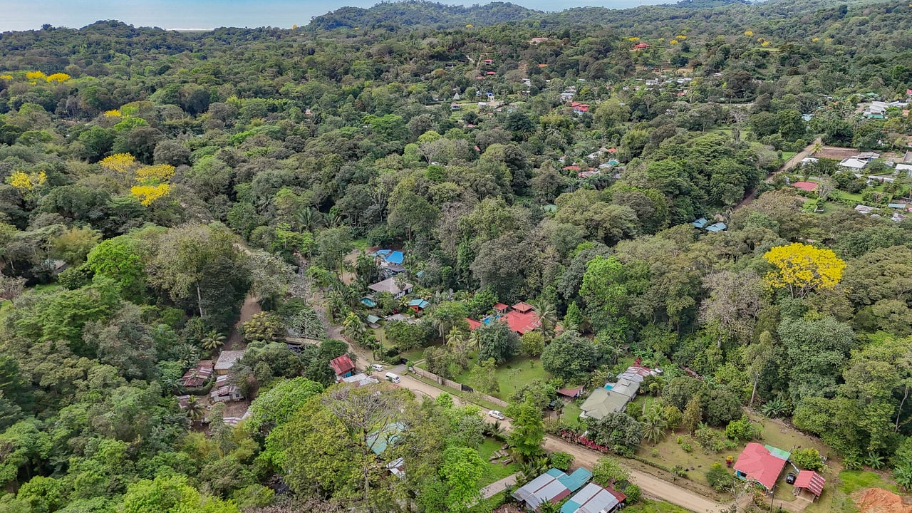 A riverfront 3-bed home on a large property In Ojochal, Costa Rica