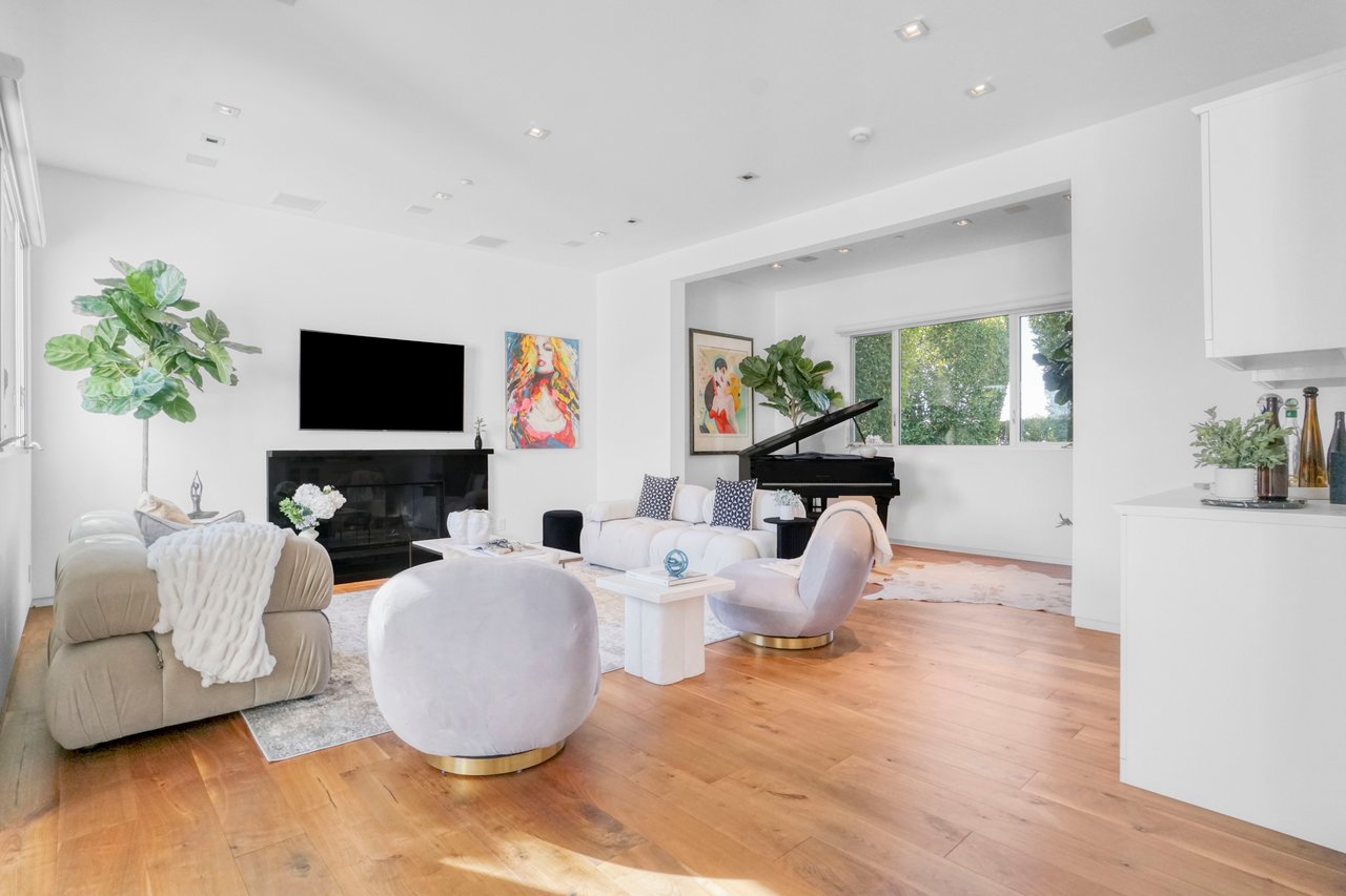 1116 Linda Flora Drive