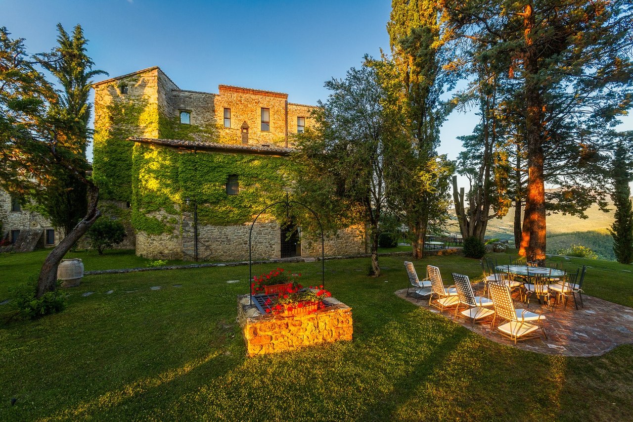 Wide Estate Composed of Houses and Amenities