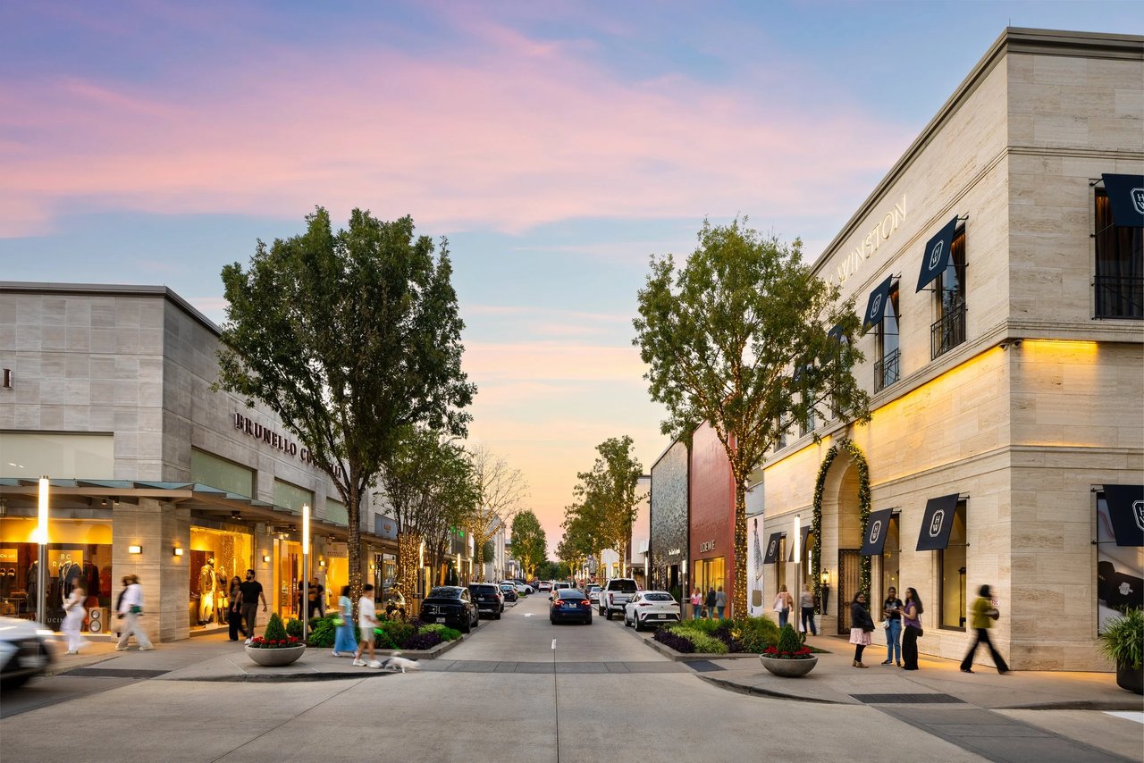 Luxury homes and estates in River Oaks Houston near River Oaks District and Downtown