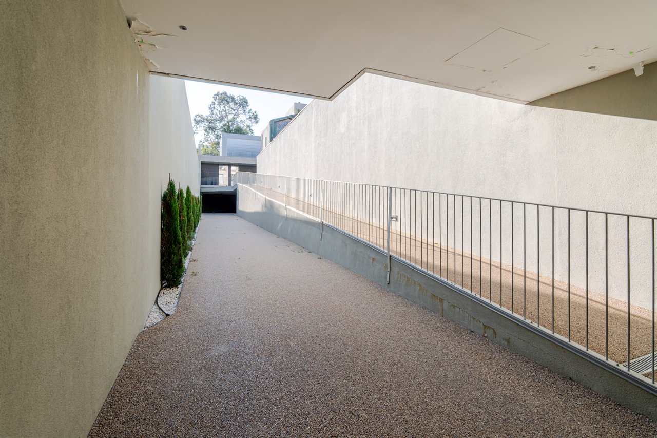 Elegant 1-Bedroom Apartment with Private Patio & Short-term Rental (AL) License in Porto’s Historic Core