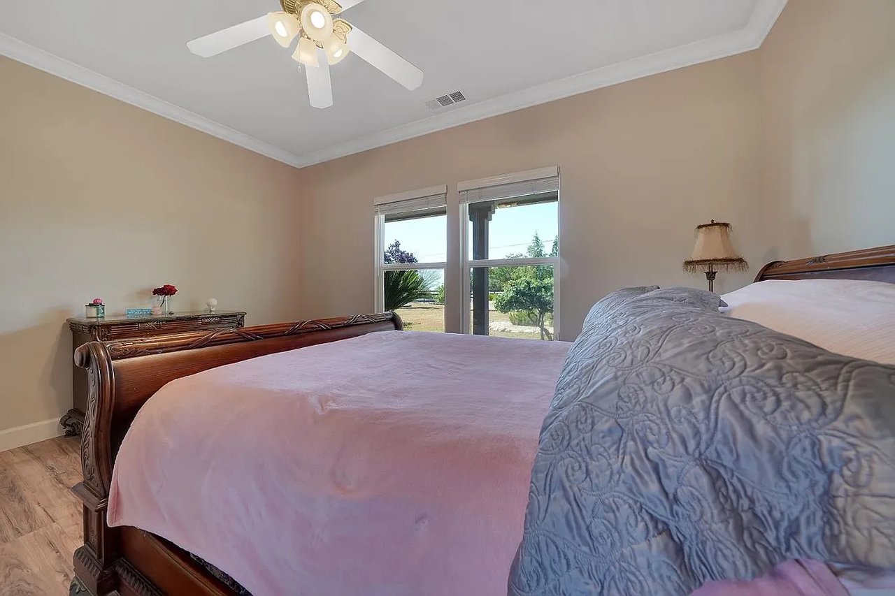 3221 Crestview Dr