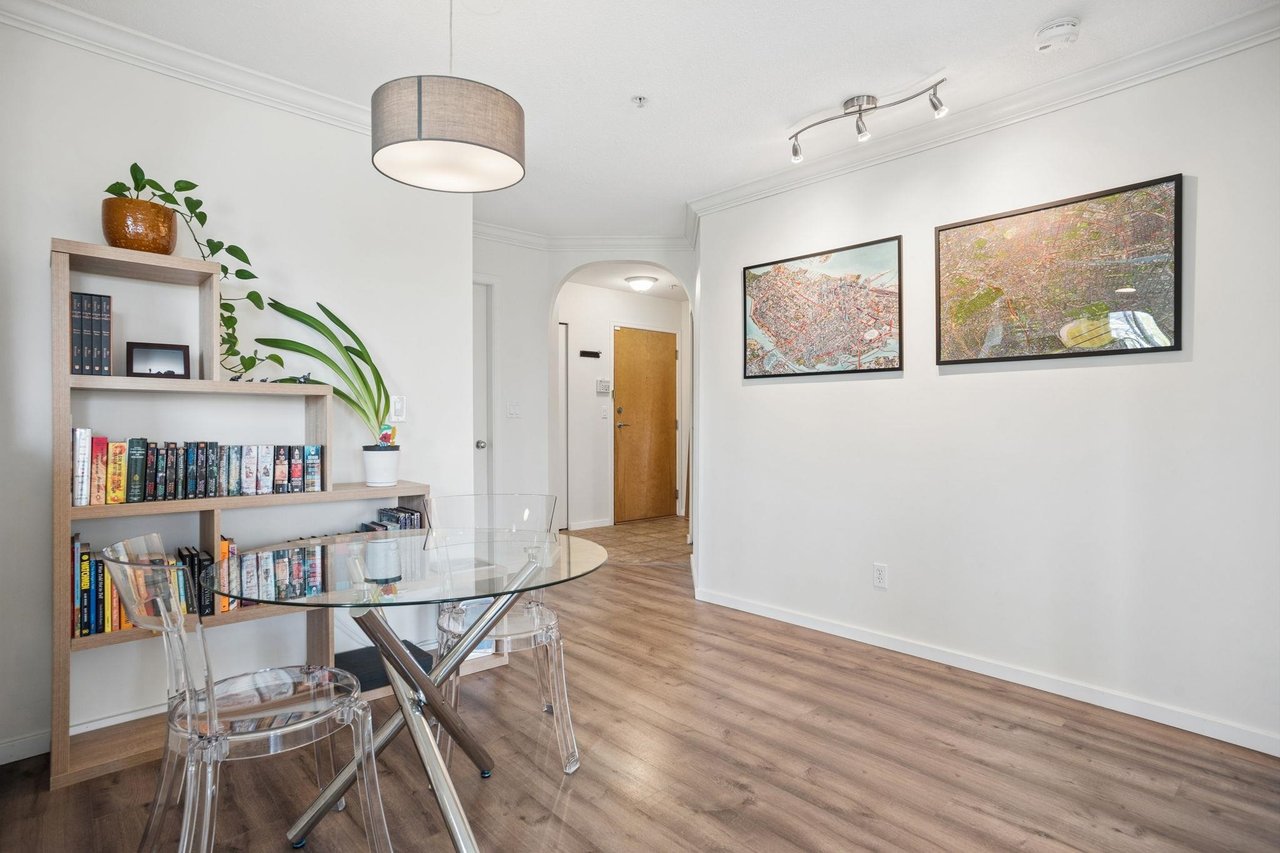 304-6833 Village Green Unit: 304