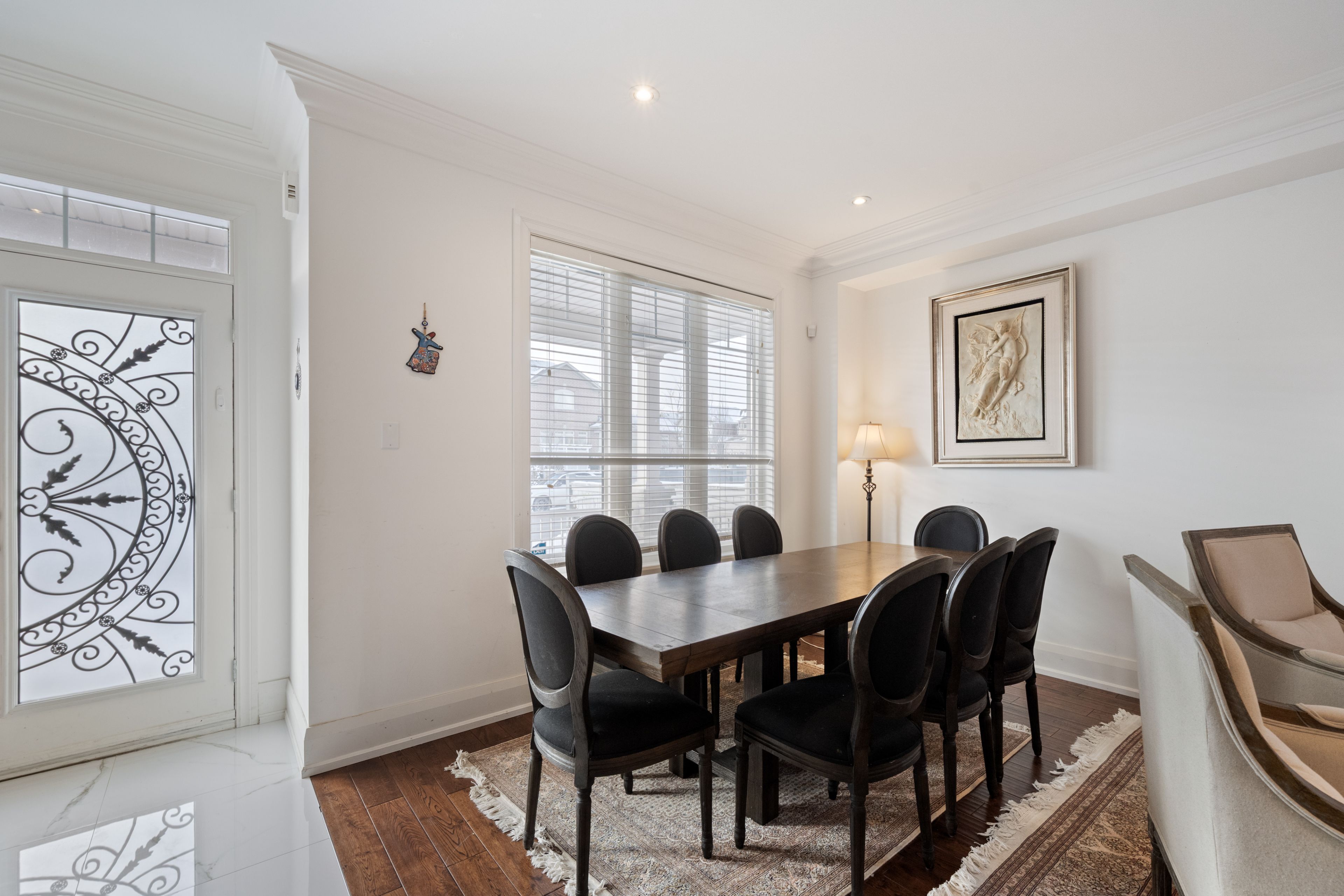 SOLD: Show Like a Model!