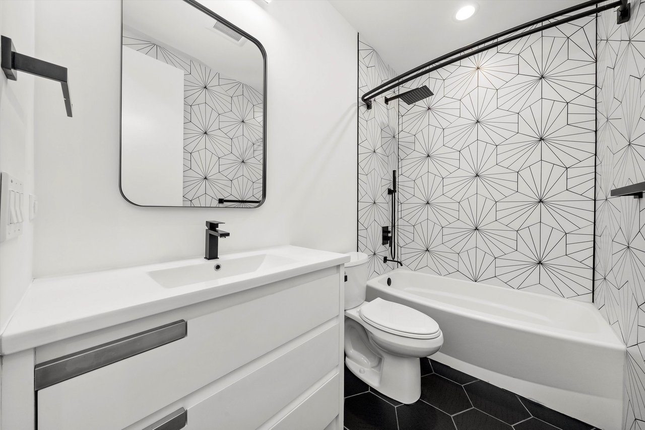 5824 N Lincoln Ave Chicago, IL 60659