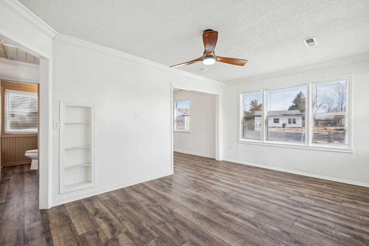 LARGE corner lot in Huntsville! New floors, new paint, renovated bathroom! Great Price!