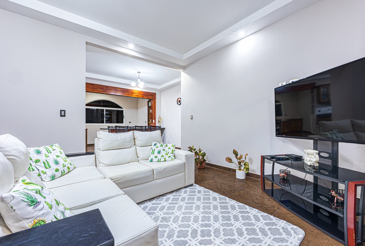 EXCEPTIONAL 5-BEDROOM RESIDENCE– PRIME LOCATION & VERSATILE LAYOUT