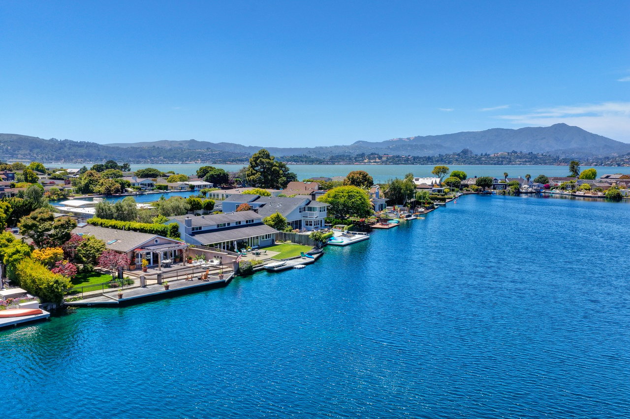 Beautiful Single Level on the Belvedere Lagoon