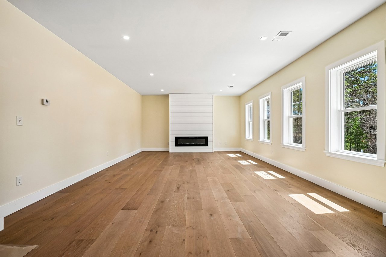 33 Seabiscuit Dr, Plymouth, MA 02360