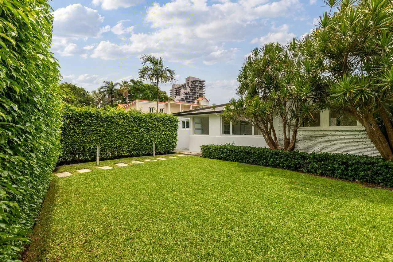 910 N Venetian Dr