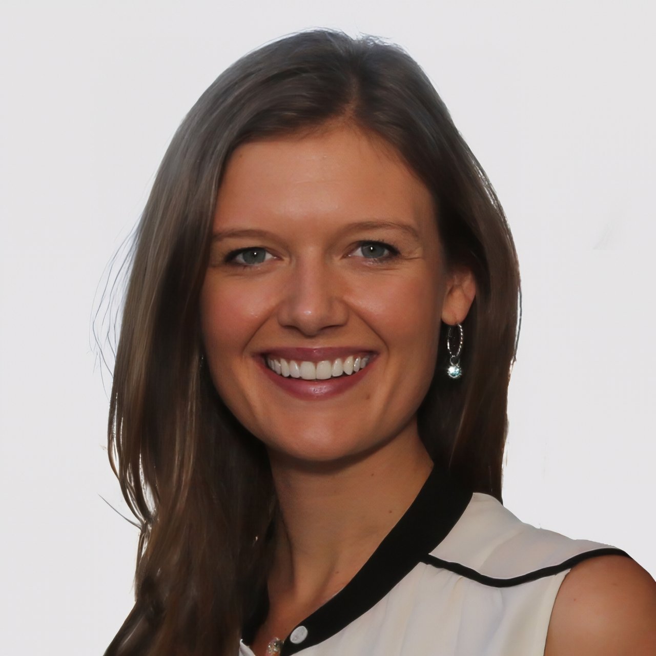Sarah Shutes Seattle, WA Real Estate Agent Headshot