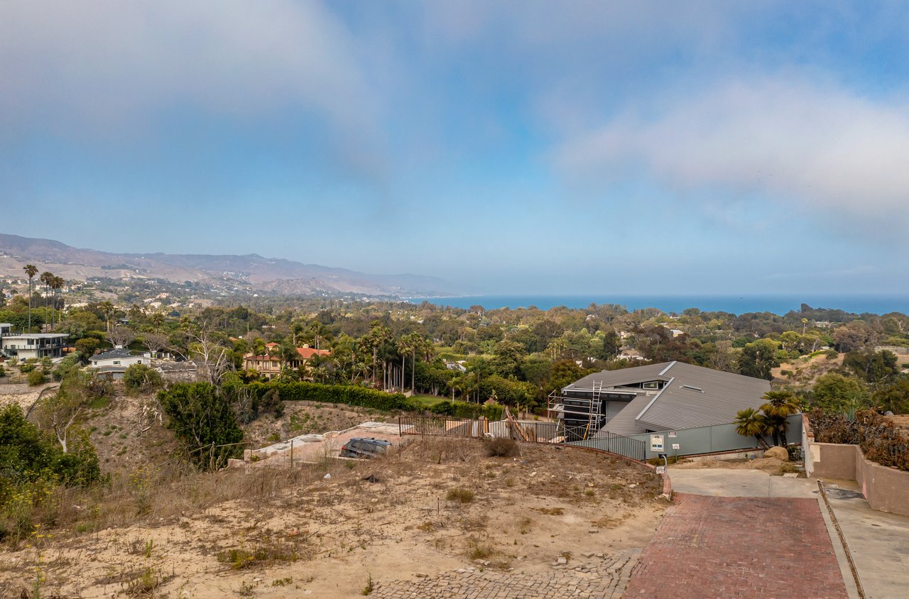 6754 Dume Dr